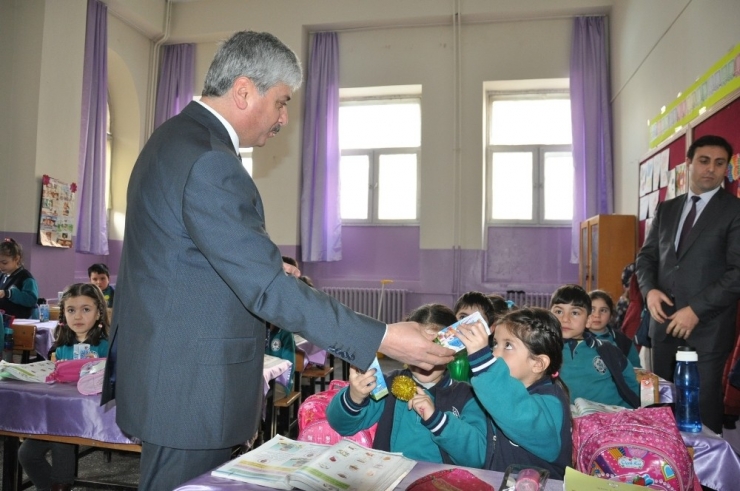 Kars’ta, Öğrencilere Sarıkamış Ve Gazi Ahmet Muhtar Paşa Çizgi Romanı Dağıtıldı