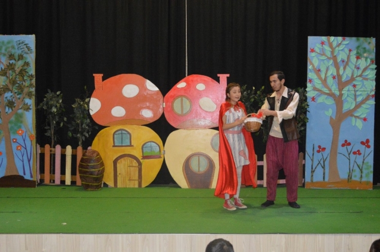 ‘Kırmızı Başlıklı Kız’ Kartepe’de