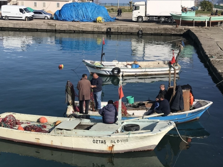 Balıkçılar Ağlarını Onarmaya Başladı