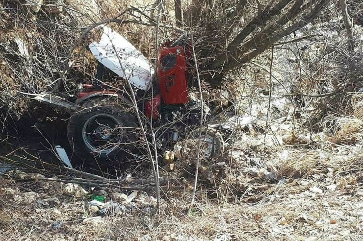 Traktör Uçuruma Yuvarlandı:2 Yaralı