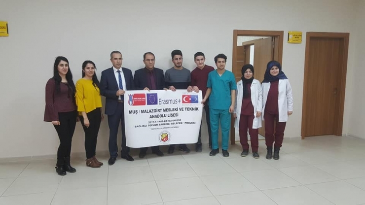 Yurtdışına Giden Öğrenciler Müdür Kaya’yı Ziyaret Etti