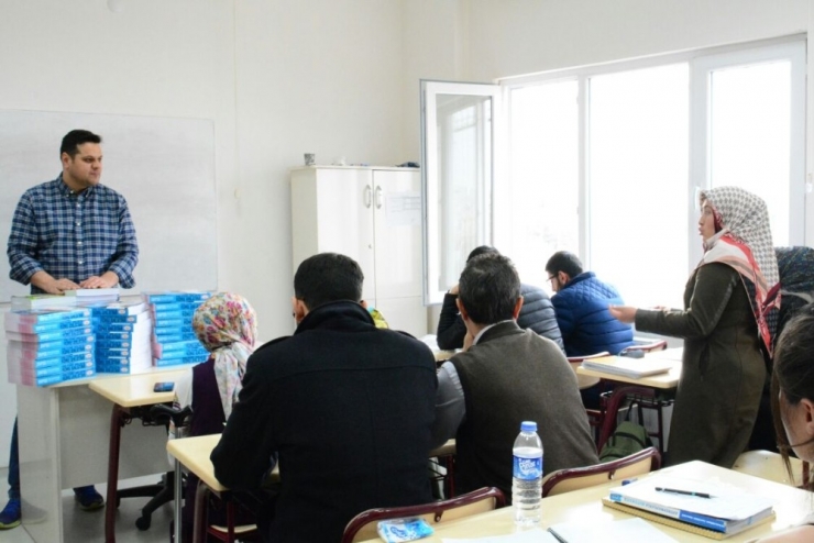 İpekyolu Belediyesinden Kursiyerlere Kitap Desteği