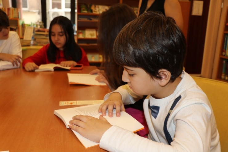 Her Ay Bir Araya Gelip Hem Kitap Okuyorlar Hem Tanışıyorlar