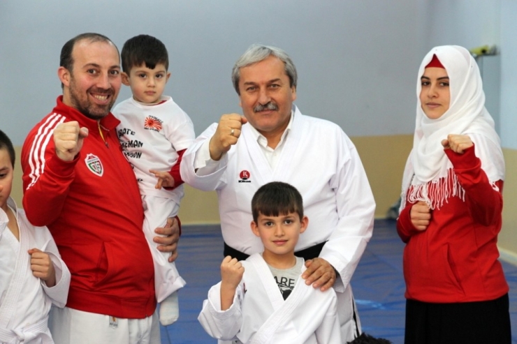 1308 Osmaneli Belediyespor Karate Takımı Çalışmalarına Devam Ediyor