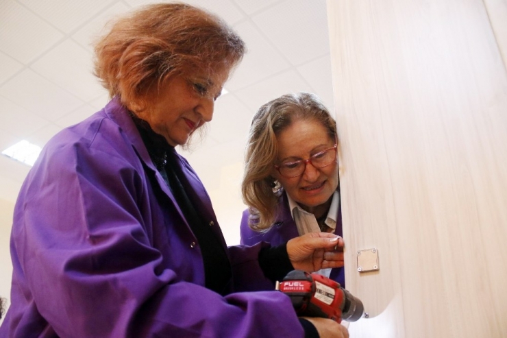 60 Yaş Üzeri Üniversitede Sabah Sporla Başlayan Derslerde Erkek Öğrenciler Örgü Örüp, Kadınlar Tamirat Yapıyor