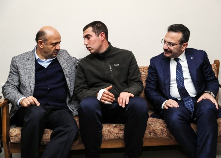 Başbakan Yardımcısı Fikri Işık, Afrin Gazisi Astsubay Çavuş Vedat Öz’ü Ziyaret Etti