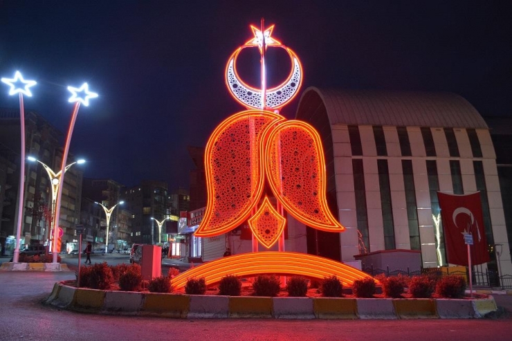 Hakkari’de Ay Yıldızlı Ve Ters Laleli Aydınlatma