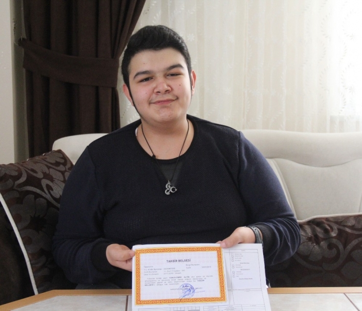 Engelli Öğrenci Evde Eğitim Desteğiyle Üniversite Hayaline Hazırlanıyor