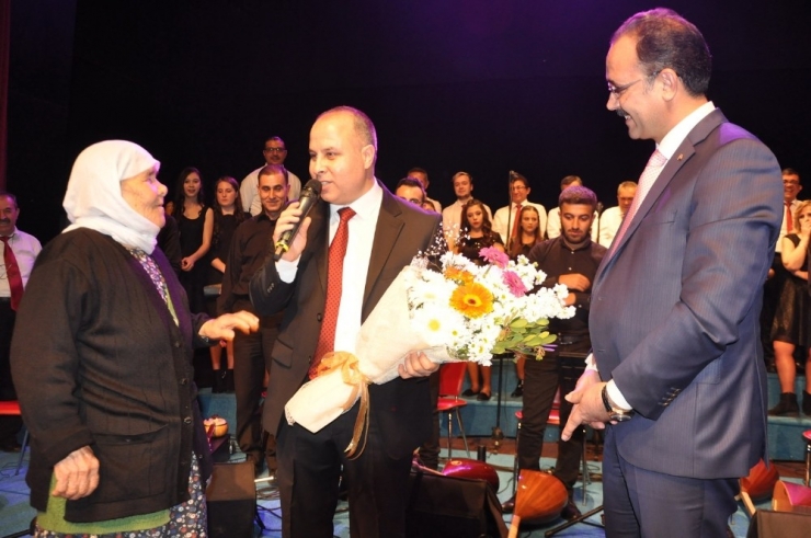 Fatma Nine Söylediği Türküyle Herkesi Coşturdu