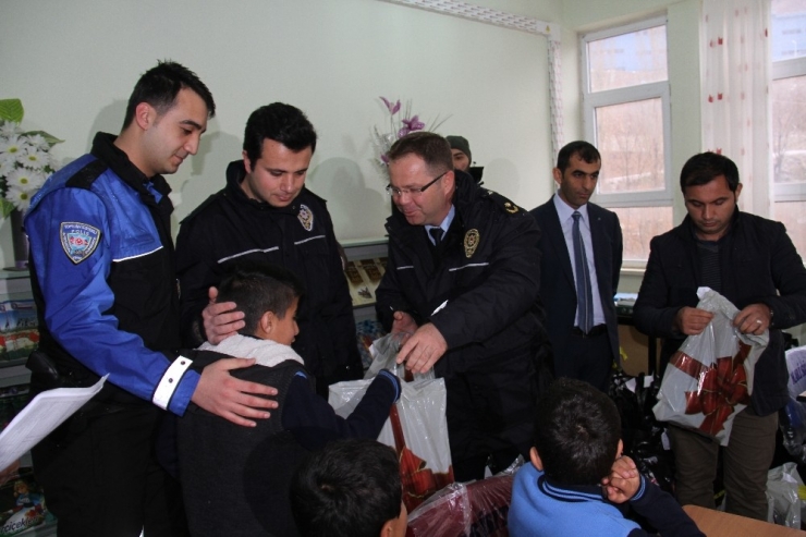 Şemdinli Polisinden 262 Öğrenciye Destek