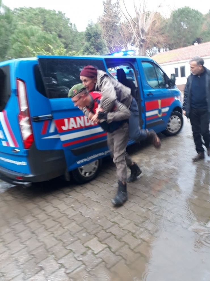 Kayıp Alzheimer Hastasını Jandarma Sırtında Taşıdı