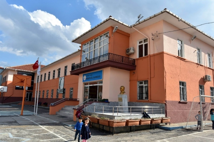 5 Eylül İlkokuluna Salihli Belediyesi Eli Değdi