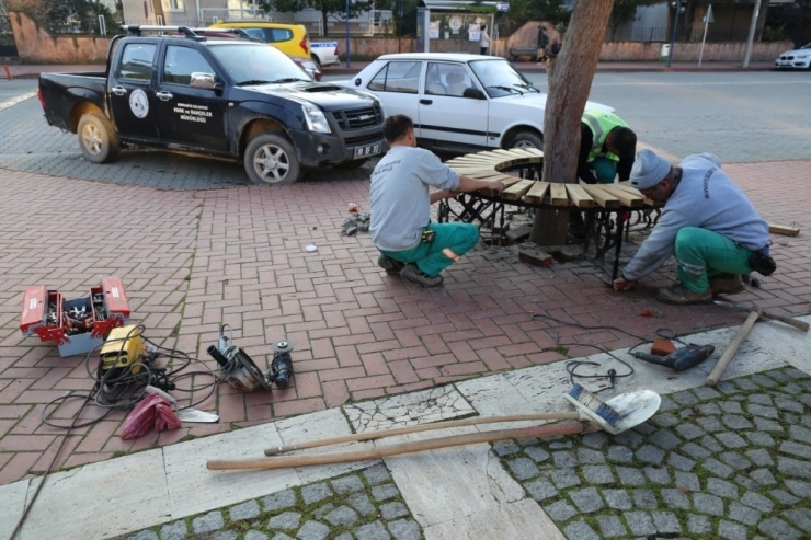 Burhaniye’de Yeni Tasarım Banklar Geliyor