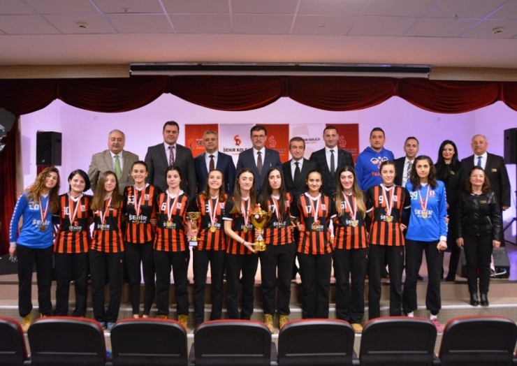 İl Milli Eğitim Müdür Özen’den Dünya Liseliler Hentbol Şampiyonası’na Katılacak Öğrencilere Moral Ziyareti