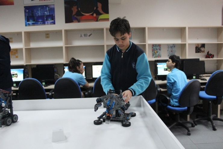 Vali Hüseyin Aksoy, Dumlupınar Ortaokulu Robotik Atölye Açılışına Katıldı