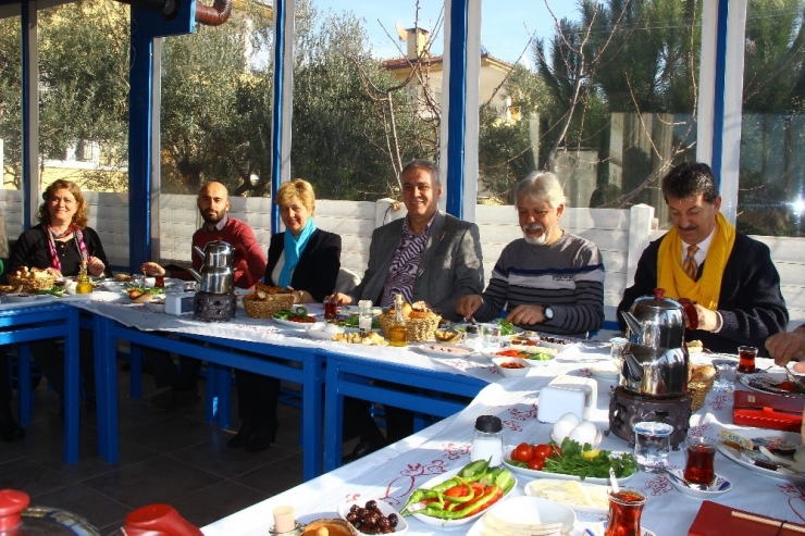 Edremit Chp İlçe Yönetimi, Basın İle Bir Araya Geldi