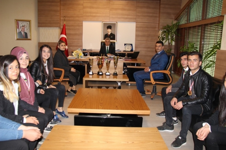 Başarılı Öğrenciler Kaymakam Arıcan’ı Ziyaret Etti