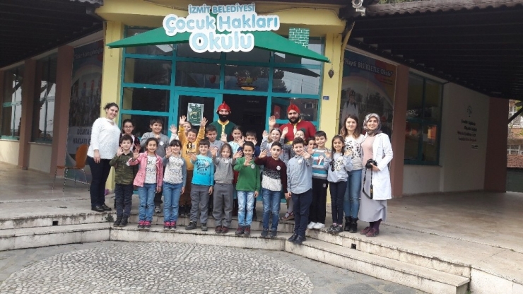 Eğlenerek Haklarını Öğreniyorlar