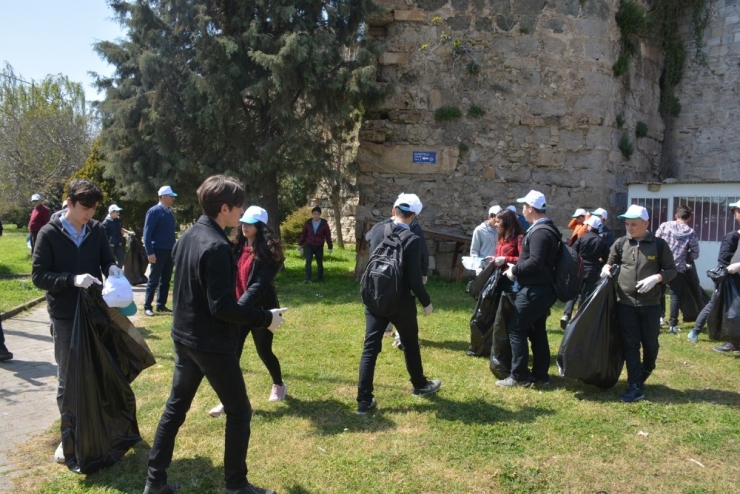 Öğrenciler Çevre Temizliği Yaptı