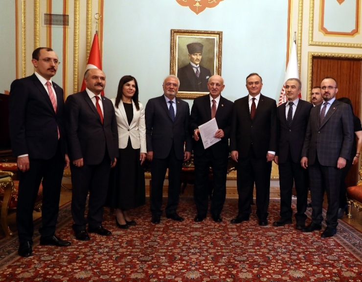 Ak Parti Ve Mhp Grup Başkanvekilleri, Erken Seçim Teklifini Tbmm Başkanlığına Sundu.