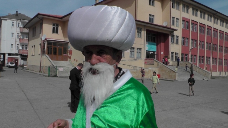 Öğrenciler Kumbaralarını Kitaplar İçin Açtı