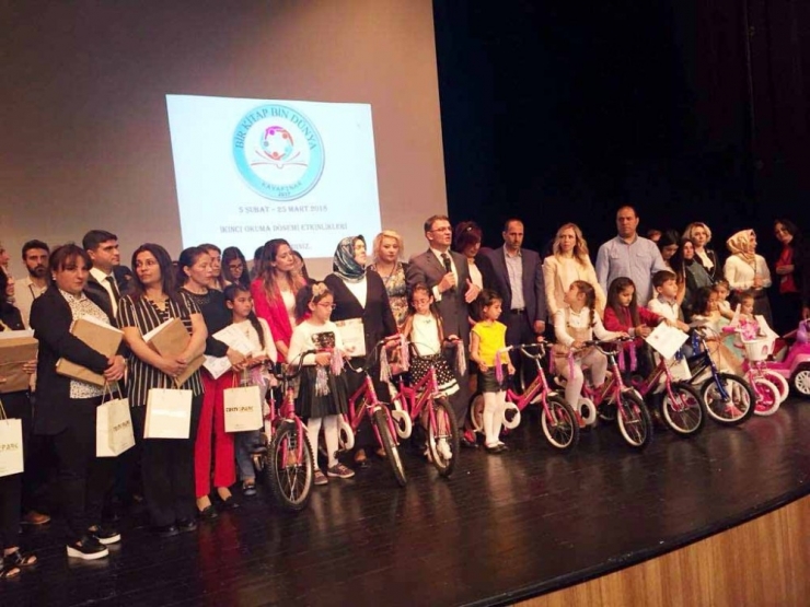 Kitap Okuma Yarışmasında Dereceye Giren Öğrenciler Ödüllendirildi