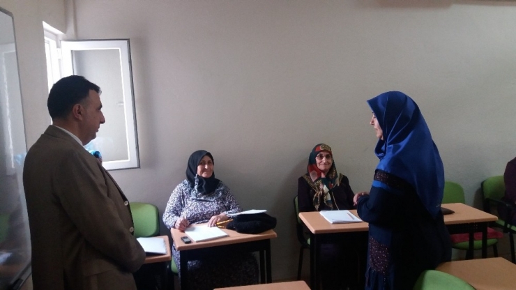 Kaymakam Erdoğan Okuma Yazma Kurslarını Ziyaret Etti