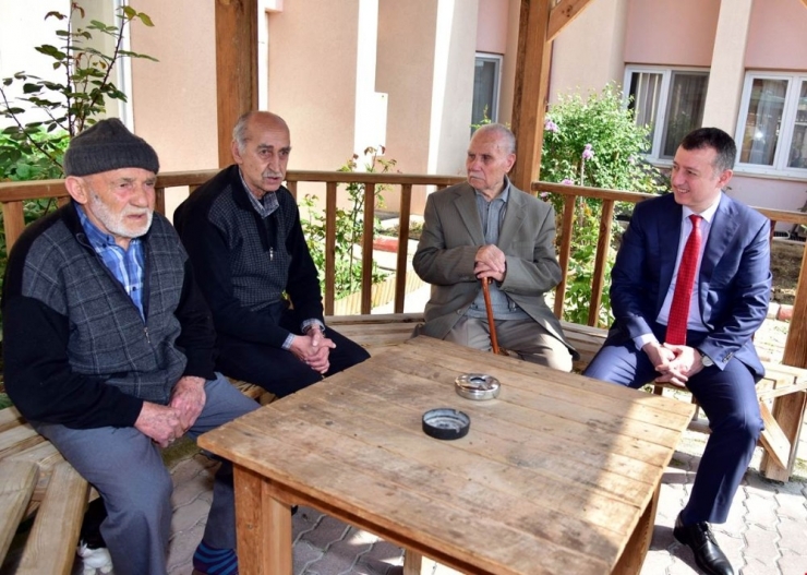 Vali Büyükakın’dan Huzurevine Ziyaret