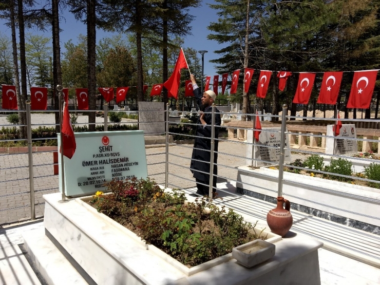 Görme Engelli Bıkmaz, Halisdemir’in Mezarında Kur’a Ziyafeti Verdi