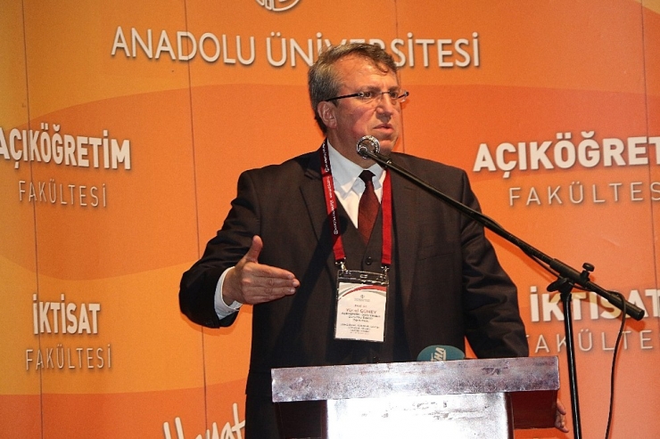 Anadolu Üniversitesi Açıköğretim Fakültesi’nde Başarılı Öğrenciler Belgelendirildi