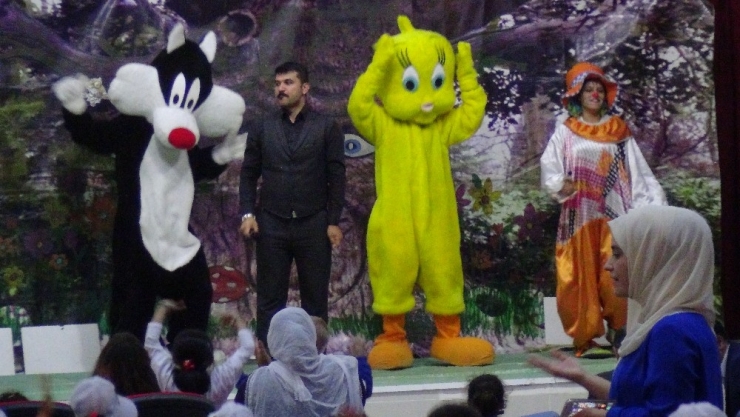 Gercüş’te Çocuklar İçin Tiyatro Oyunu Sahnelendi