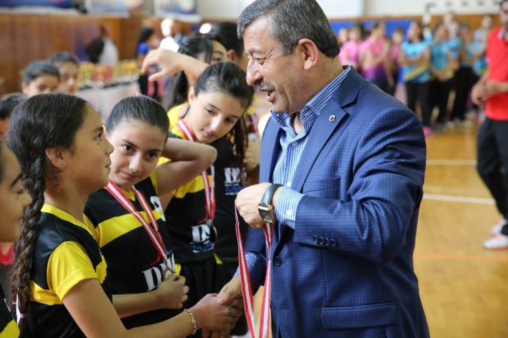 Darıca’da Kupa Ve Madalyalar Verildi