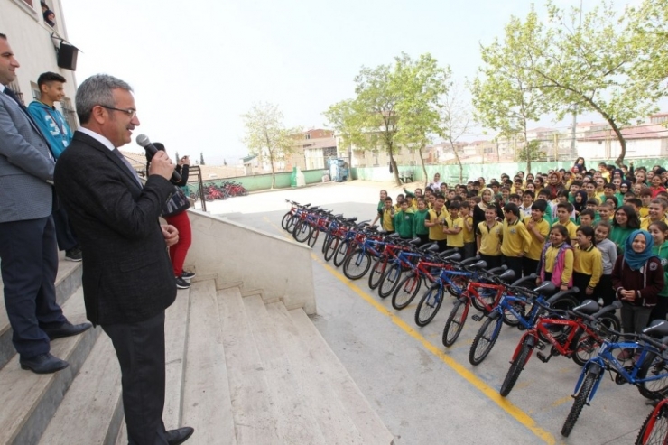 Başkan Köşker’den Öğrencilere Hediye Bisiklet