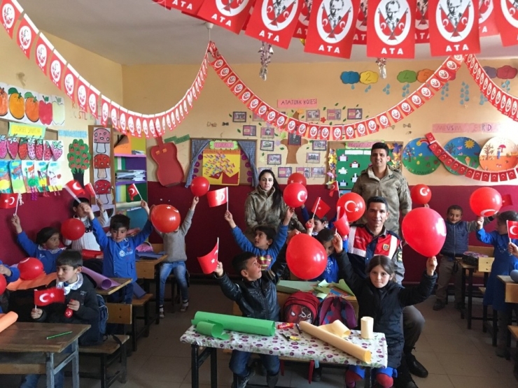 Kars’ta Jandarma 23 Nisan Öncesi Çocukları Unutmadı