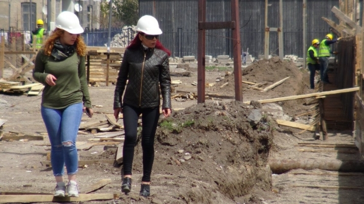 Kars’ta Tarihi Binalara Kadın Eli Değdi