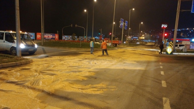 Yakıt Deposu Sızan Litrelerce Mazot Yola Aktı