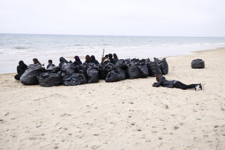 Omü’lü Çevreci Öğrenciler Sinop’ta Sarıkum’u Temizledi