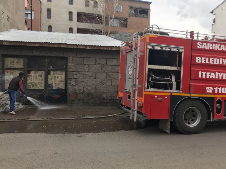 Sarıkamış’ta İtfaiye Ekipleri Yolları Yıkadı