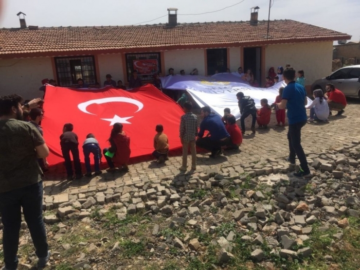 Üniversiteli Öğrencilerinden Şehit Öğretmenin Okuluna Ziyaret