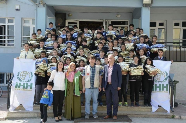 Yetim Çocuklara Yardım Ellerini Uzattılar