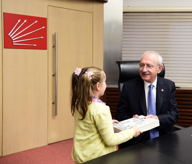 Kılıçdaroğlu, Atatürk’e Yazdıkları Mektupları Kitap Haline Getiren Çocukları Kabul Etti