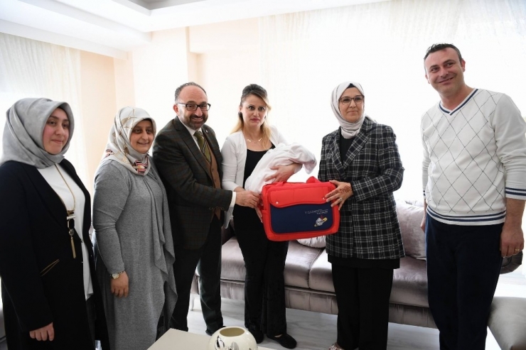 Kartepe’de 2 Bin Aileye Bebek Ziyareti
