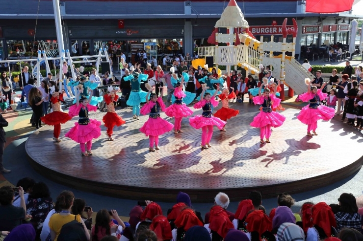 Dünya Çocuklarının Gösterileri Beğeniyle İzlendi