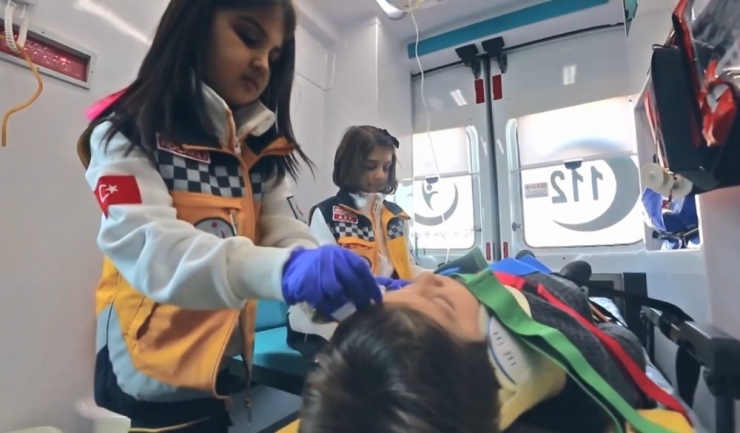 Oyunculuklarıyla Büyüklerine Taş Çıkaran Minik Sağlıkçılardan Büyüklerine Uyarı