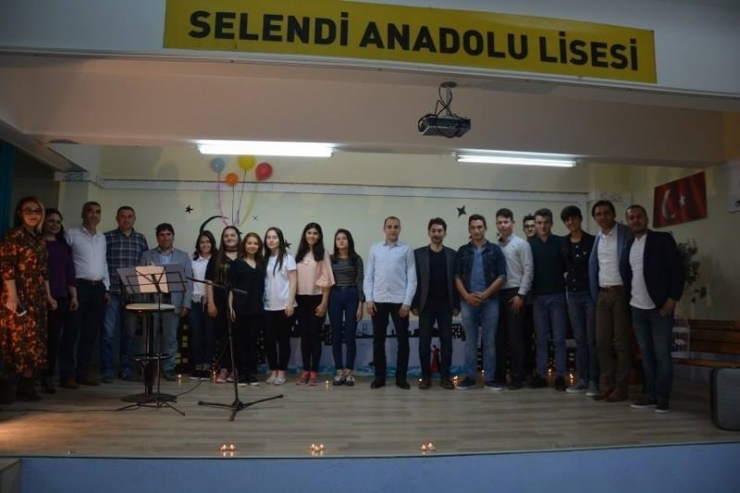 Selendili Öğrencilerden Şiir Şöleni