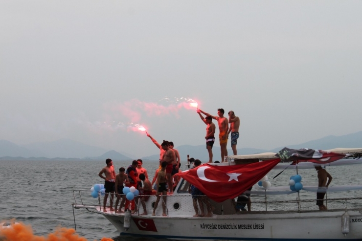 Öğrenciler Diplomalarına Kulaç Atarak Ulaştı