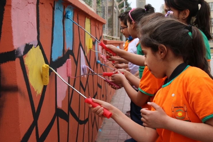 Çocuklar Kendi Okullarını Boyadı