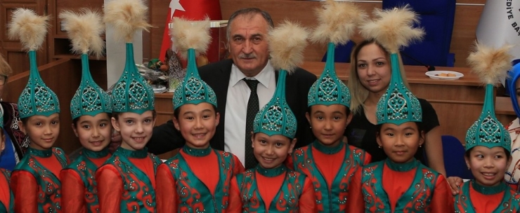 Kazak Ve Kırgız Çocuklar Başkan Yılmaz’ı Ziyaret Etti