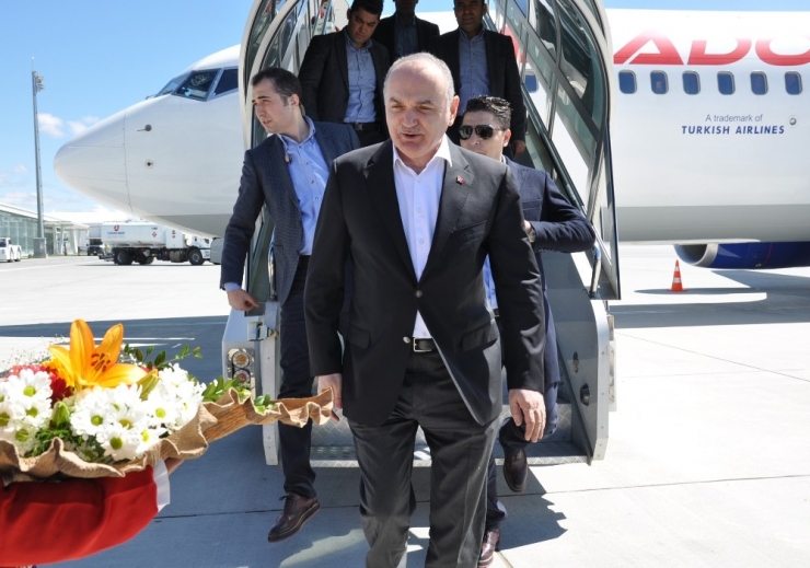 Bakan Özlü: "Bölgesel Bir Güç Ve Küresel Bir Oyuncu Olma İddiasındayız"