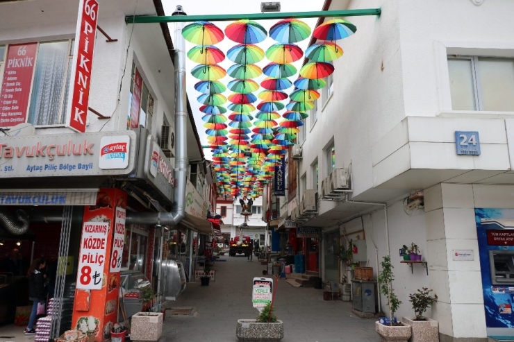 Süsler Sokağın Şemsiyeleri Yenilendi
